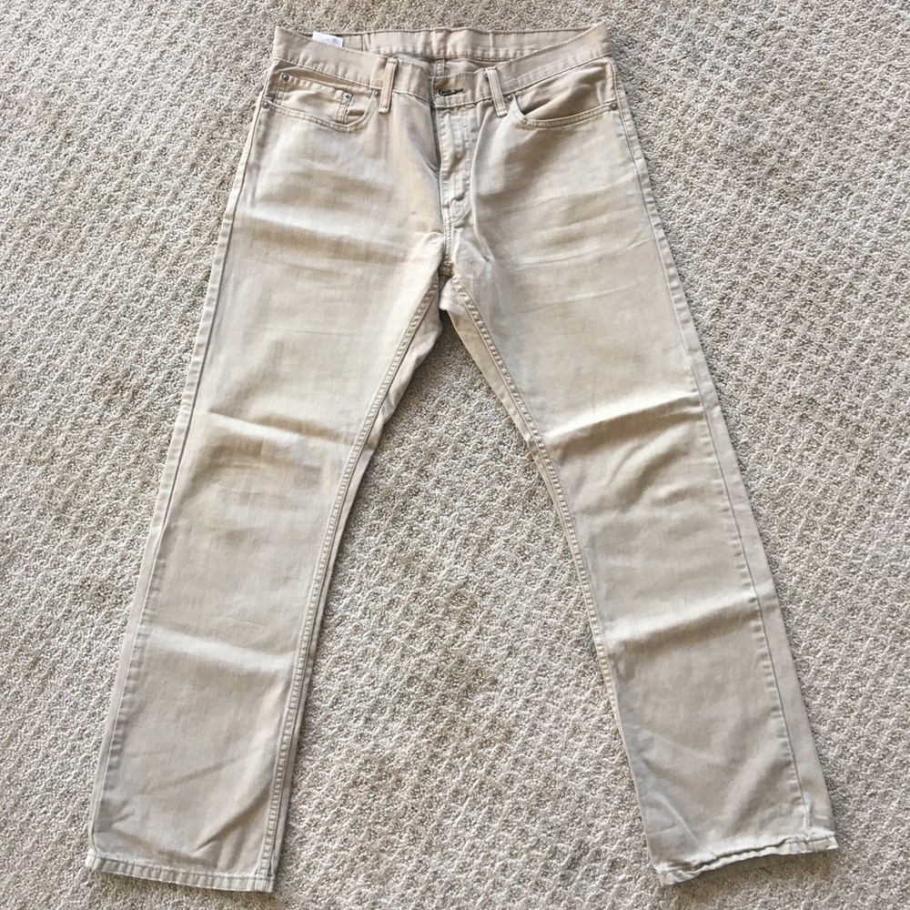 Men’s khaki Levi’s jeans